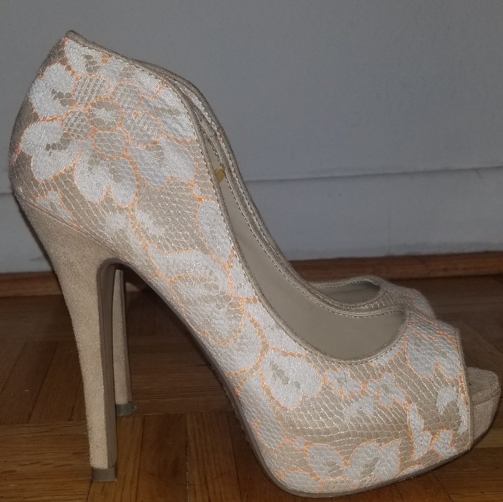 Purchased for a wedding. Wore once